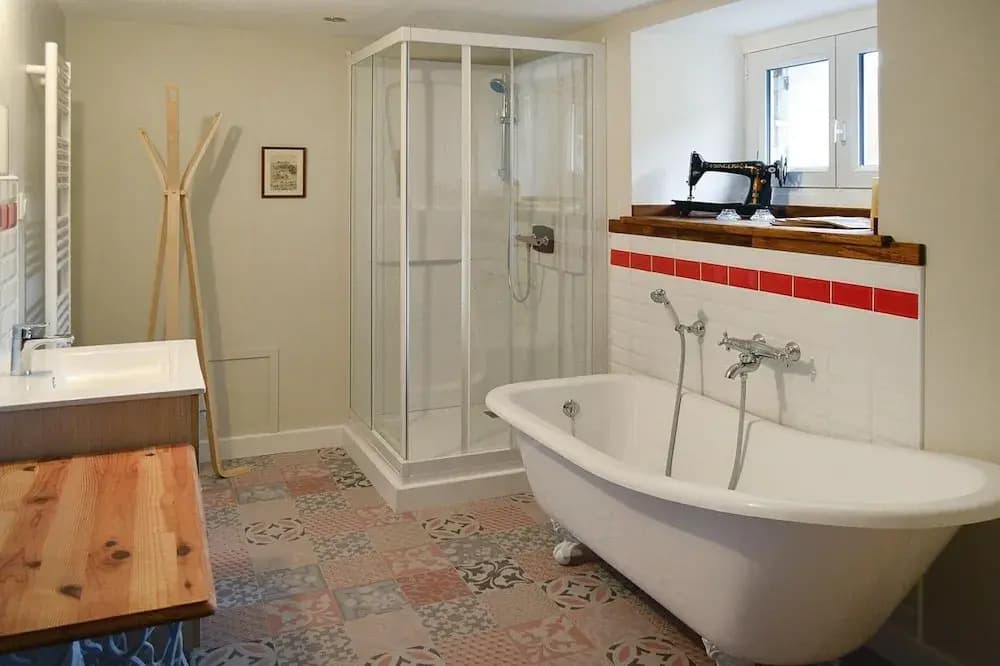 4 Family Home, Walking Distance to the Beach - Miniature 8