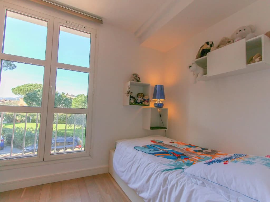 Spacious Holiday Home With hot tub - Miniature 8