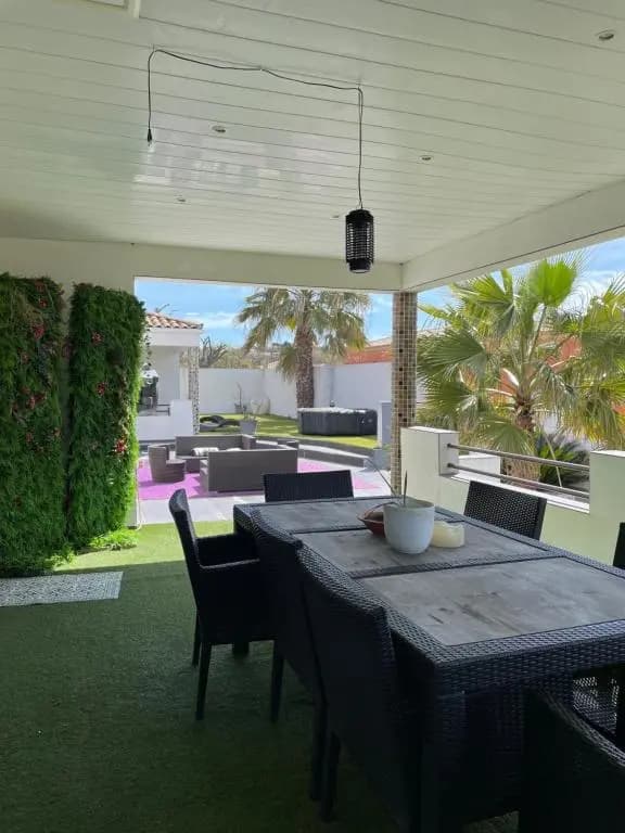 Villa spacieuse avec piscine 350m2 5 chambres terrain de 1500m2 arboré parking privé - Photo 1