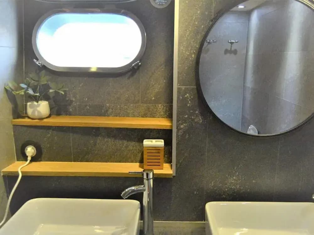 Attractive Yacht With Roof Terrace - Miniature 8