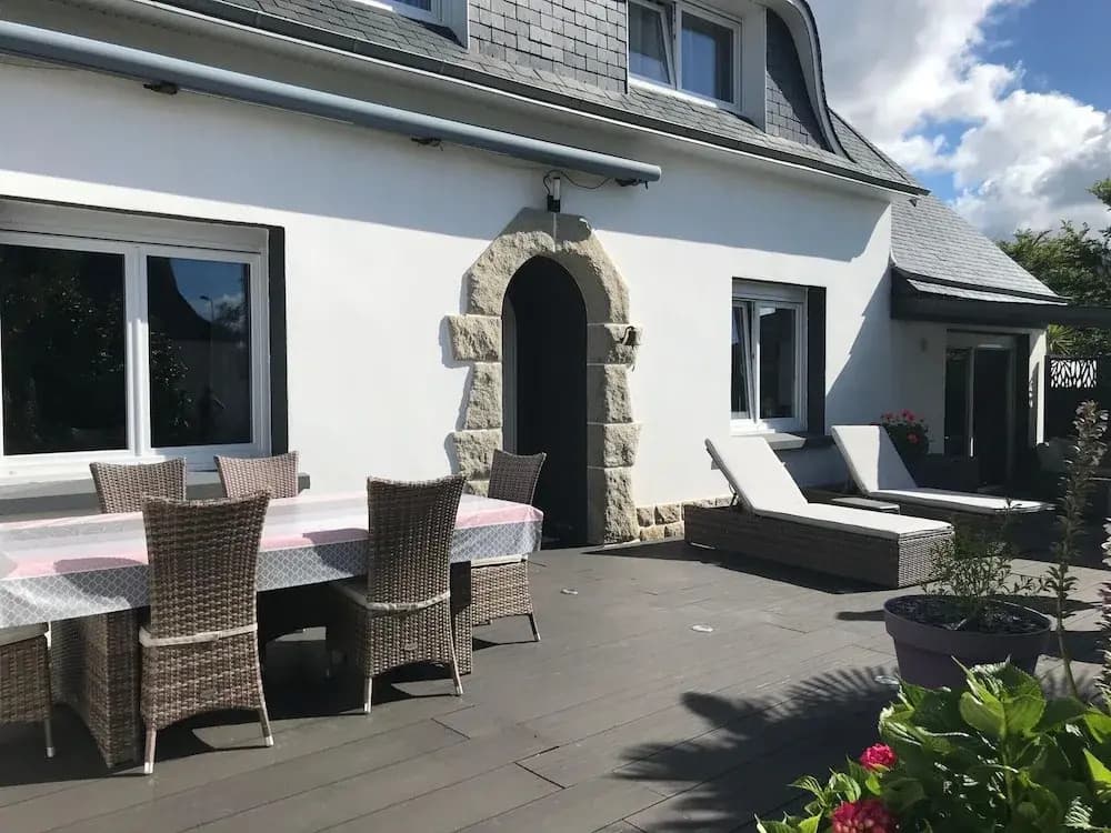 Holiday House With Private Pool in a Shared Property - Miniature 5