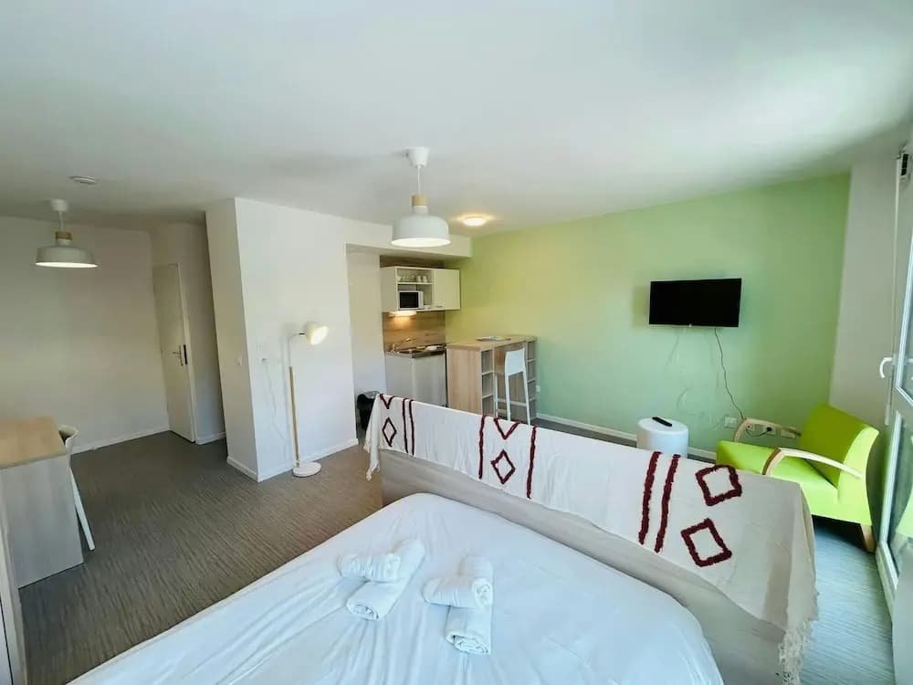 We Live In R - Suite 303 - Photo 4