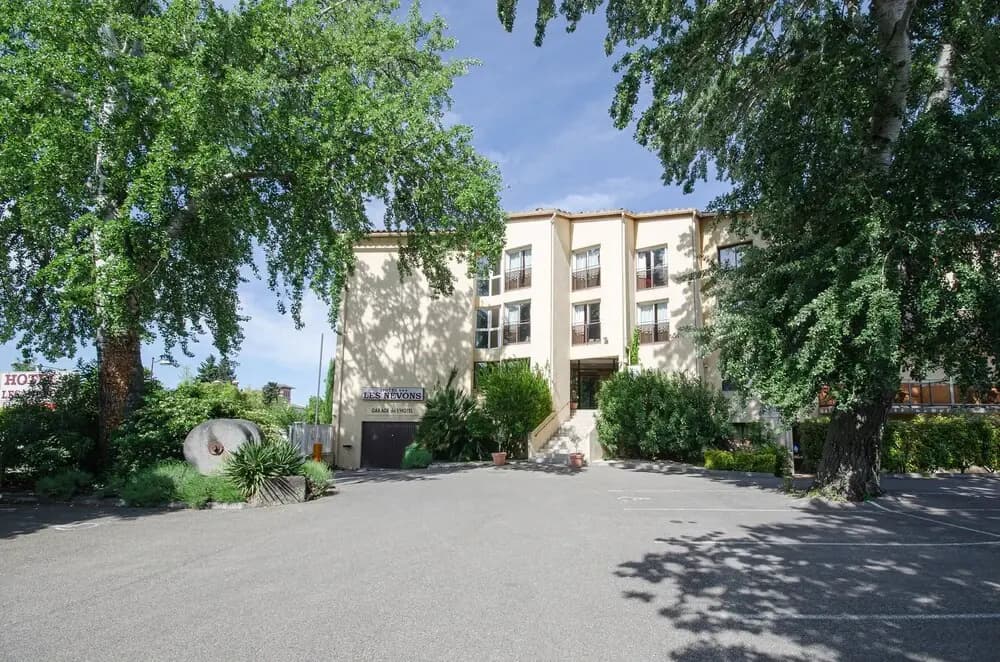 Hotel les Névons - Photo 1