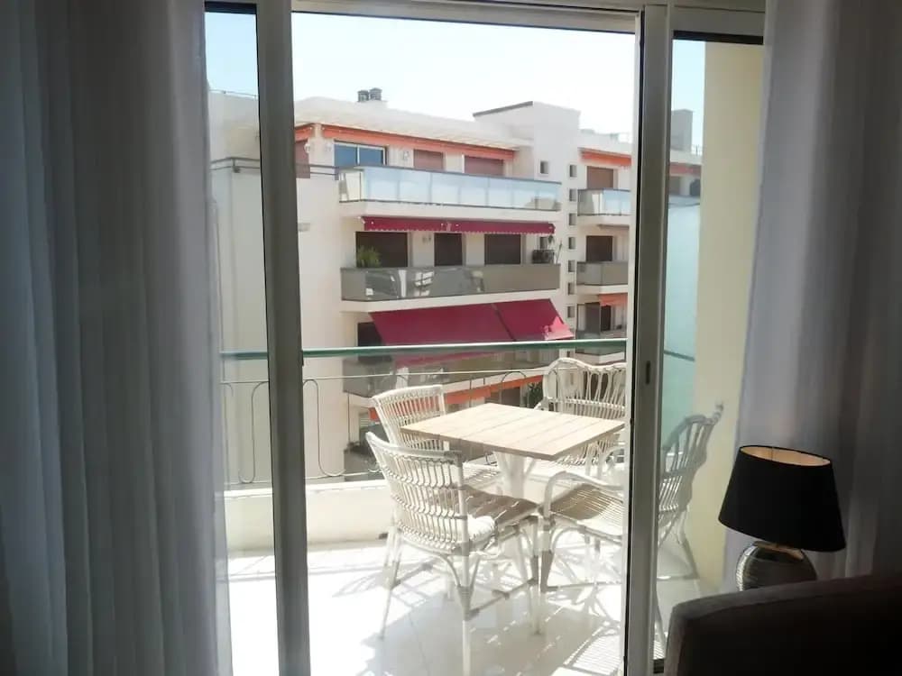 Two Bedroom Apartment Next to the Croisette in Cannes a Short Walk to the Palais des Festivals - 1961 - Photo 5