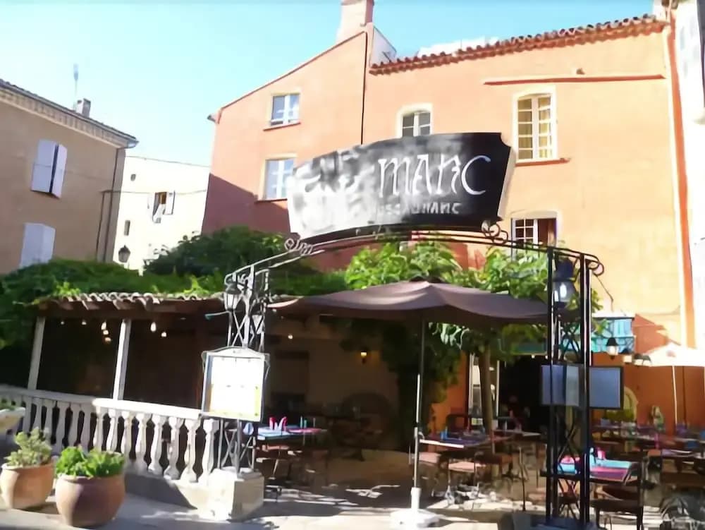 Hôtel Restaurant le Saint Marc - Photo 1