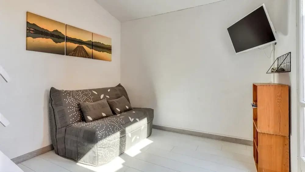 Modern Stay by the Beach - Miniature 8