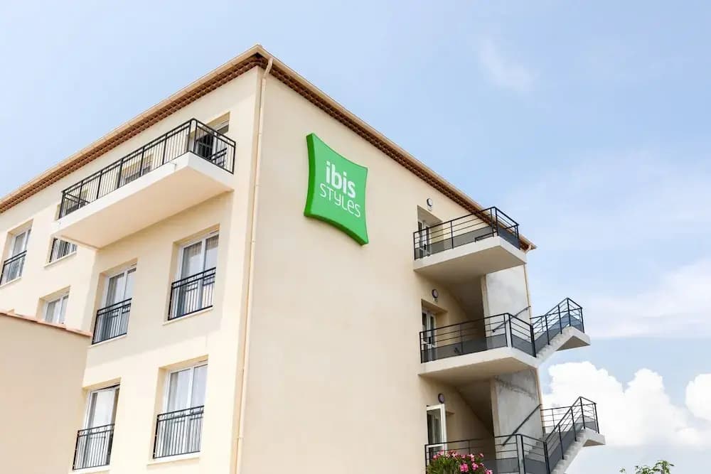 Ibis Styles Miramas - Provence - Photo 1