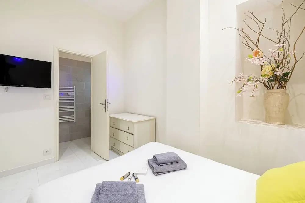 Beautiful Two Bedroom Apartment Near Croisette - Photo 2