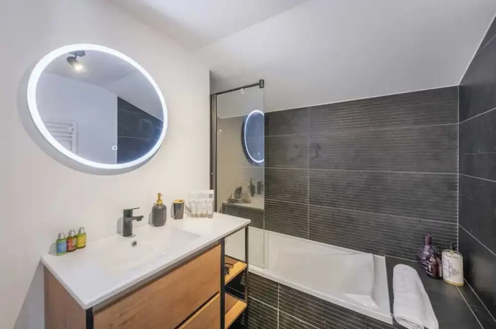 4 Bedroom Duplex With Large Balcony and Parking - Miniature 8