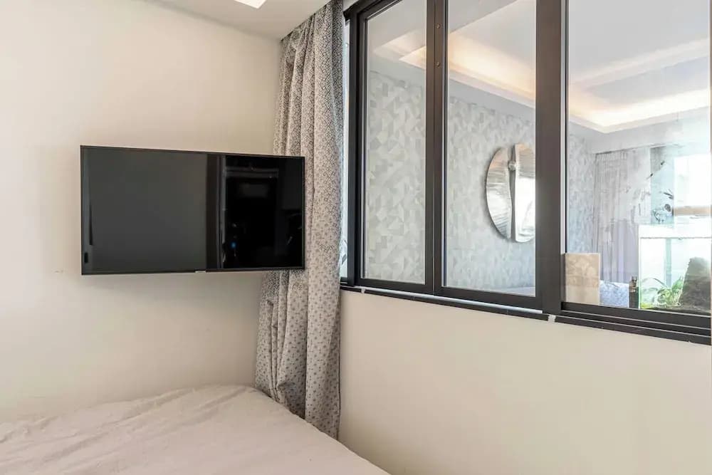 2 Room Apartment in Heart of Cannes+20m2 Terrace - Photo 2