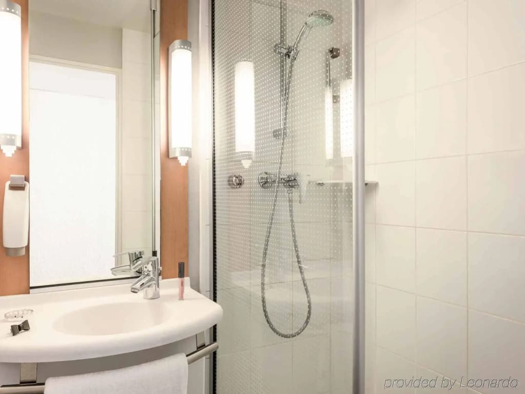 Ibis Paris Canal Saint Martin - Miniature 8