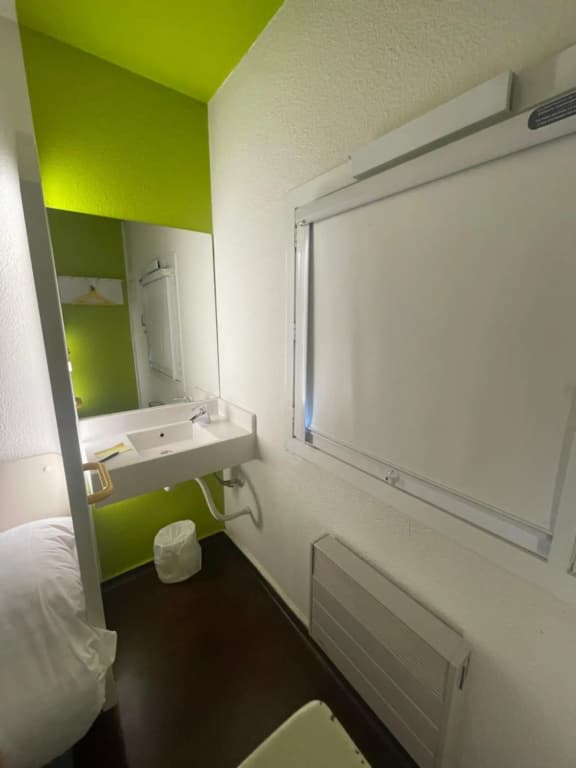 Unisotel Bollene A7 Ex-Hotel F1 - Photo 3