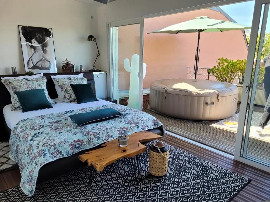 La terrasse, jacuzzi et vue mer à 100m de la plage - Miniature 3