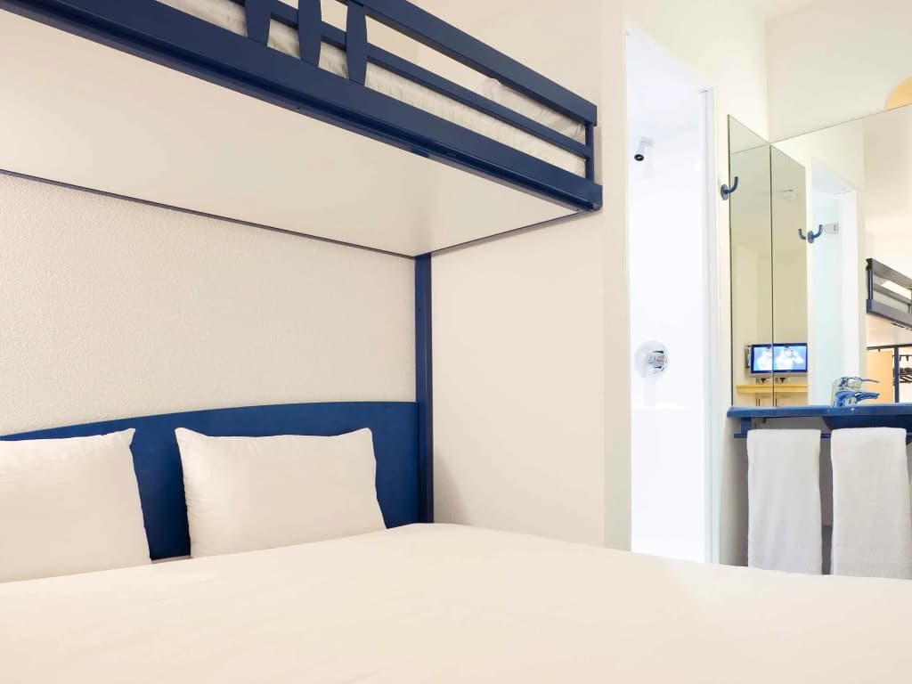 Ibis Budget Coutances - Miniature 6