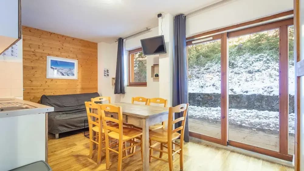 Stylish Alpine Stay for 6 Guests - Miniature 7