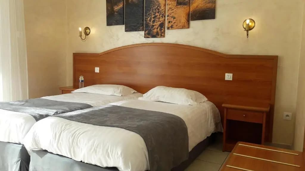 Hostellerie du Châtel Les Billettes - Photo 2