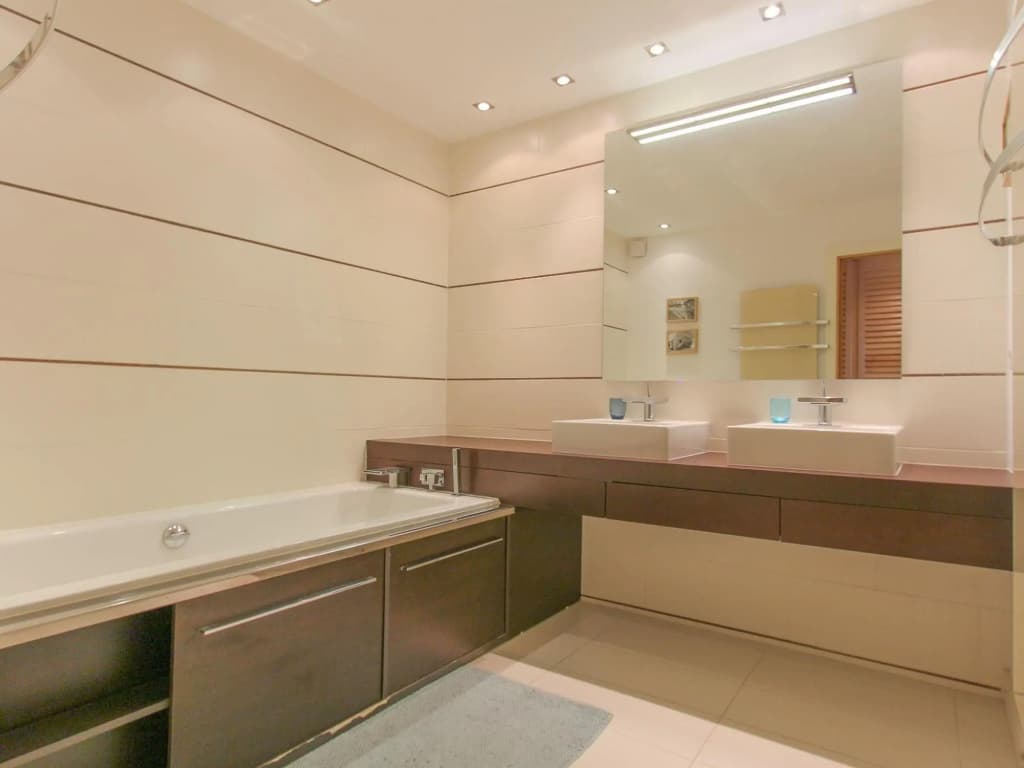 Spacious Holiday Home With hot tub - Photo 5