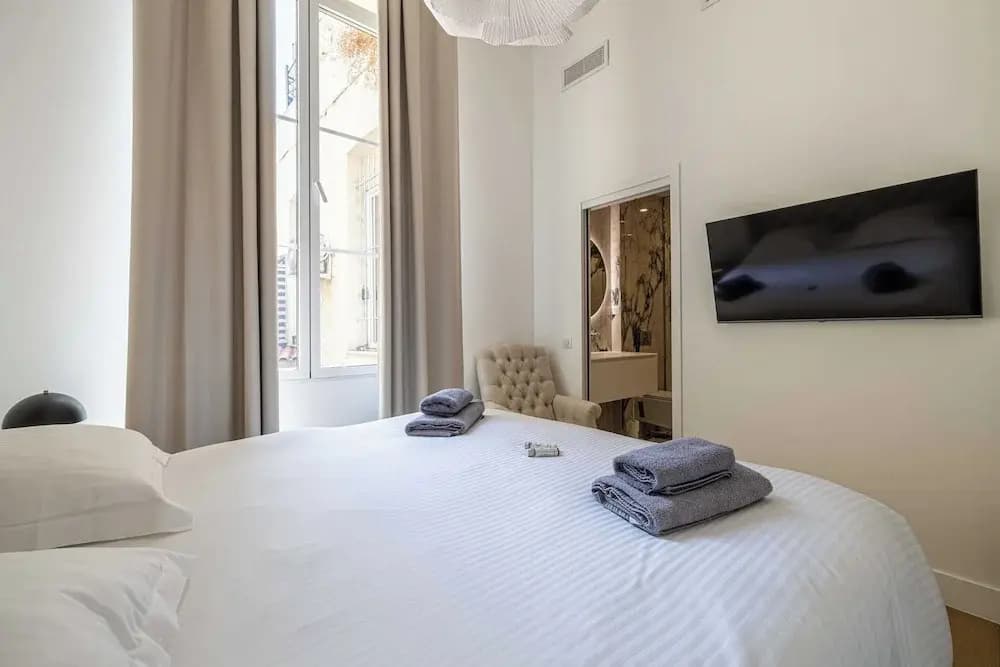 Luxury Renovated 4-room Apartment - rue Hoche - Bourgeois Building - Photo 3