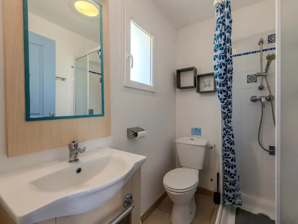 Peaceful Coastal Stay With Access to Pool - Miniature 7