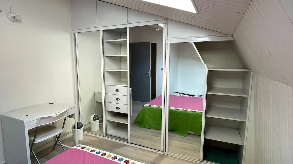 Bright bedroom in a family house - Photo 1