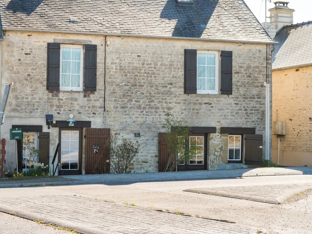 Simplistic Holiday Home in St-Laurent-sur-Mer with Terrace - Miniature 2