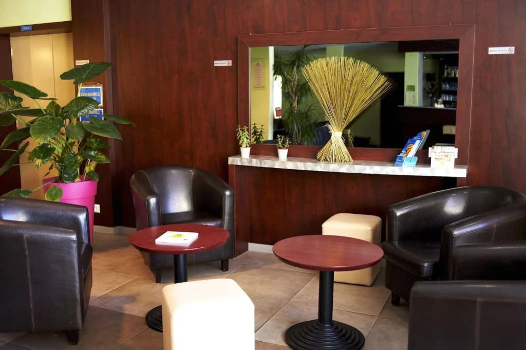 Hotel Le Châteaubriant - Photo 2