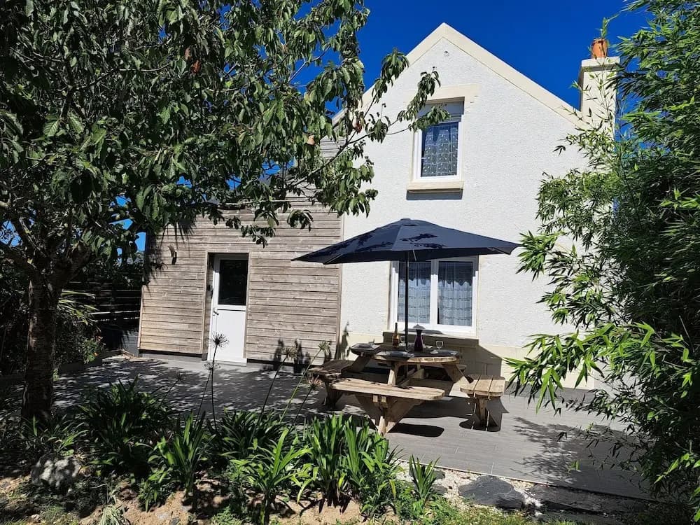 Holiday Home in Cleder Near Les Amiets Beach - Photo 1