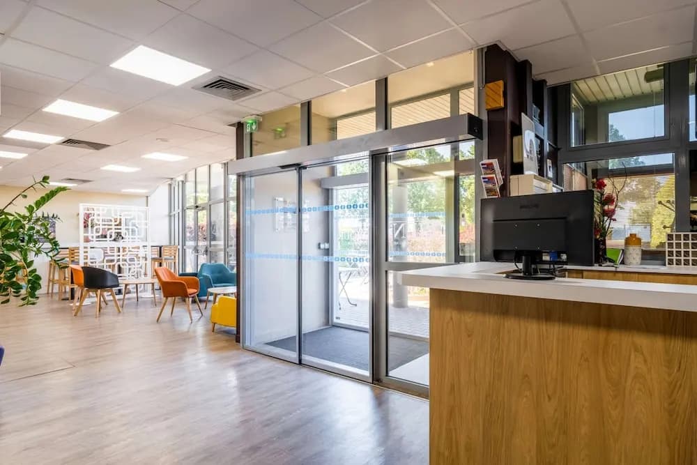 Comfort Hotel Aeroport Lyon St Exupery - Miniature 6