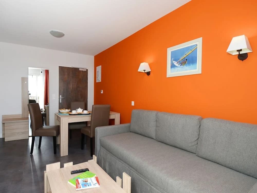 Modern Seaside Apartment - Photo 5