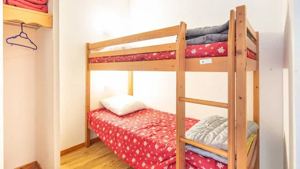 Stylish Alpine Stay for 6 Guests - Photo 1