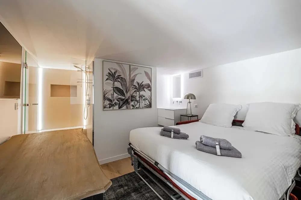 Luxury Renovated 4-room Apartment - rue Hoche - Bourgeois Building - Photo 2