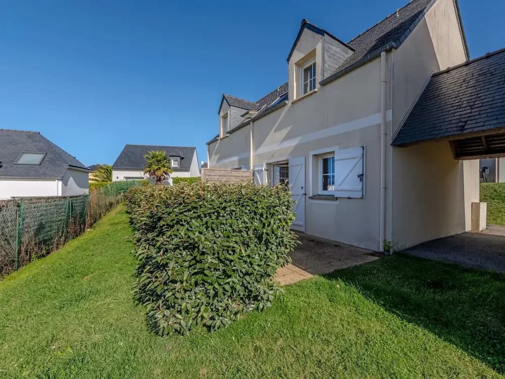 Peaceful Coastal Stay With Access to Pool - Miniature 5