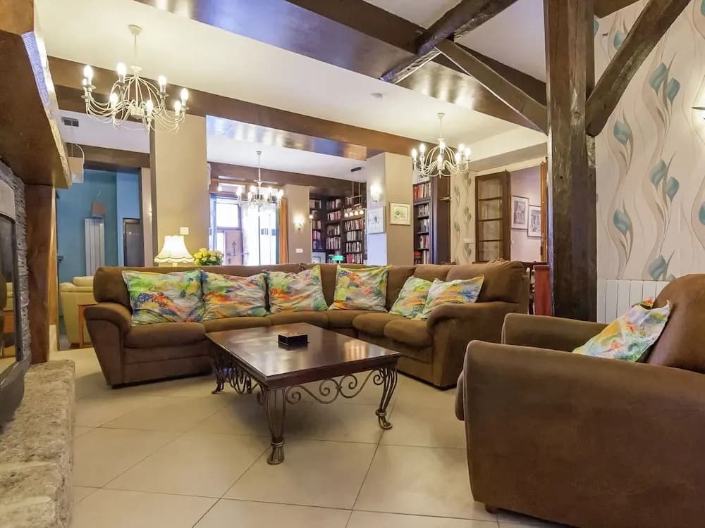 Spacious House With Heated Pool and Sauna - Miniature 8