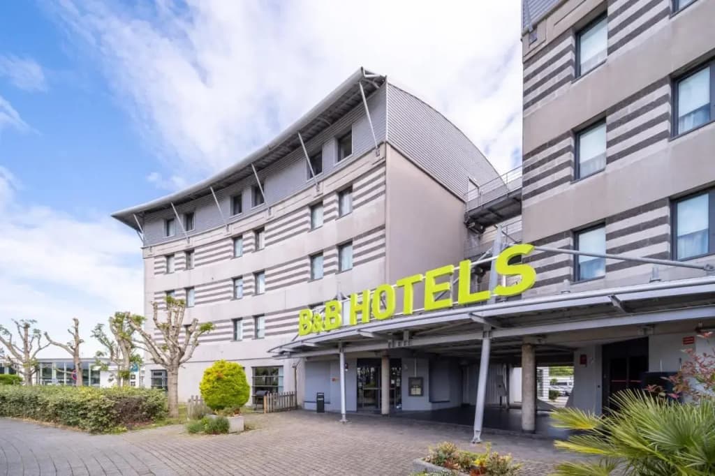 B&B HOTEL Calais Terminal Cité de l'Europe 3 étoiles - Photo 1