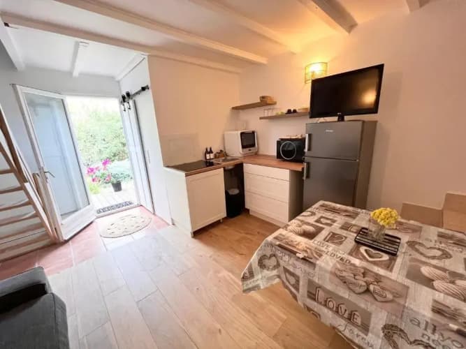 T2 avec terrasse arborée proche LOURMARIN