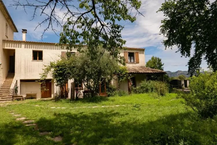 Gites de la Lurette - T3 lumineux et spacieux dans cadre calme et verdoyant