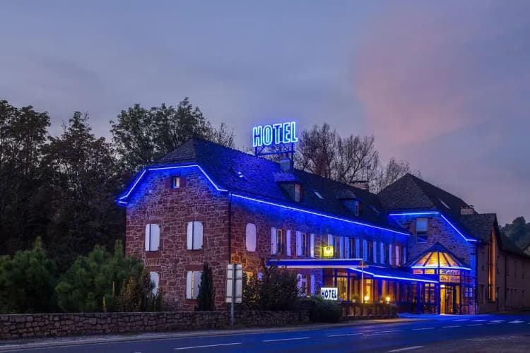 Logis Hôtel Restaurant Les 2 Rives - A75, en bordure de rivière