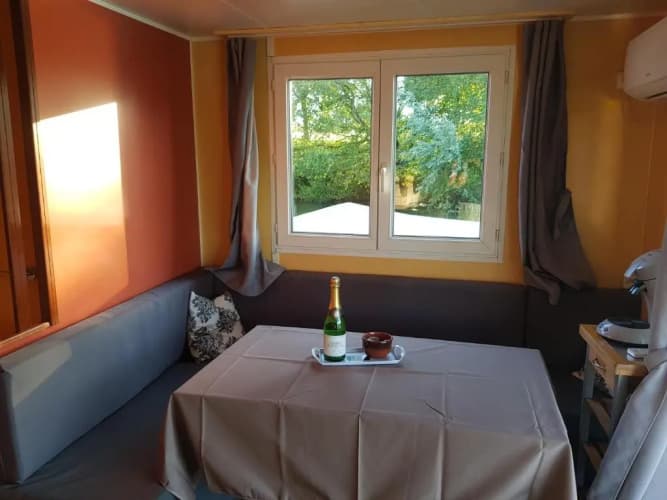 Mobil-home flottant SEURRE vue panoramique sur l'eau jacuzzi privé en option