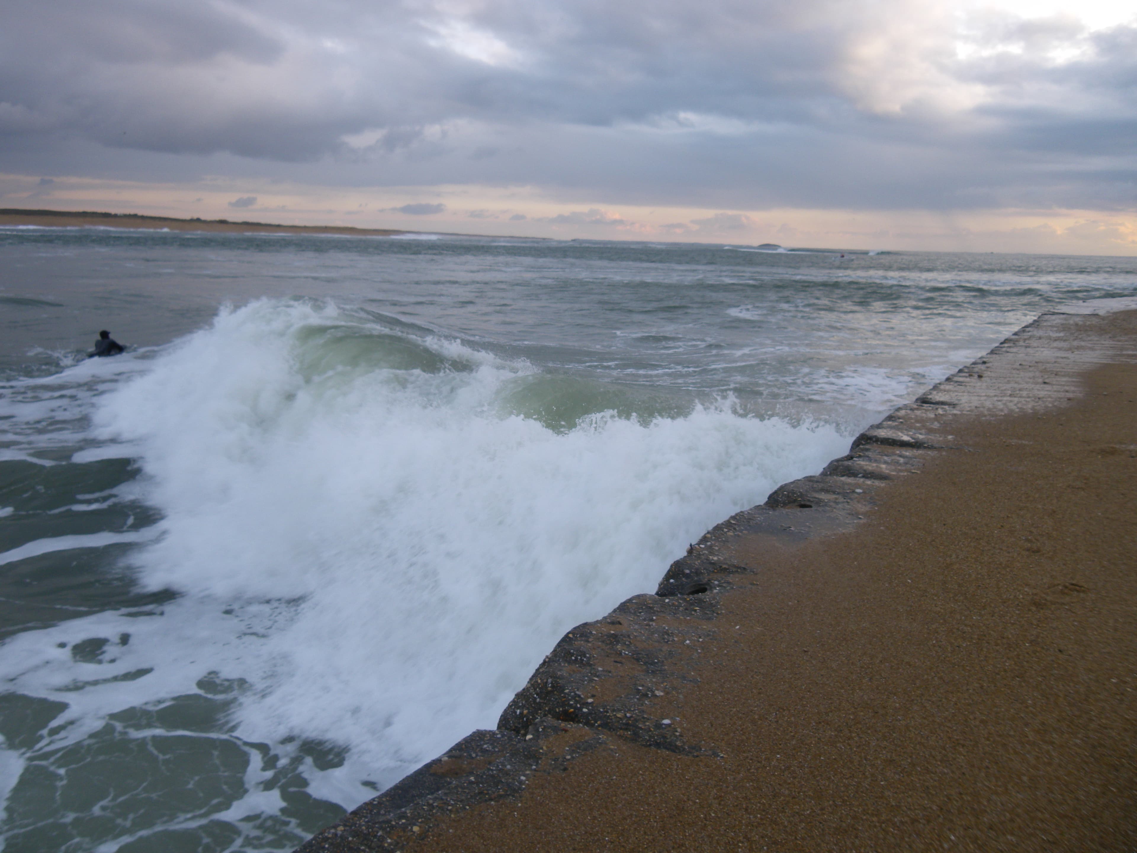 La barre d'Étel et la pointe sableuse de Plouhinec côté océan, près du sémaphore du Mât Fenoux où la commune a ouvert sa cani-plage, Morbihan