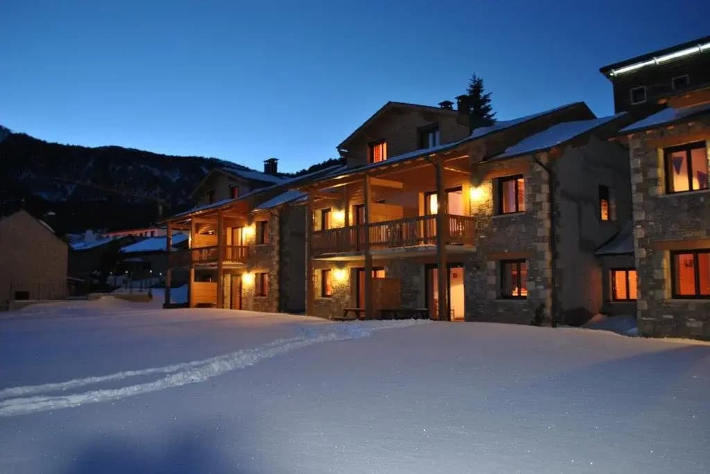 Llaret Hotel - Photo 1