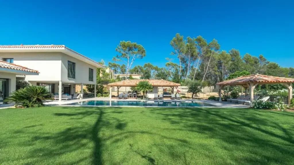 A large table with chairs and a garden furniture with sunbeds - Photo 1
