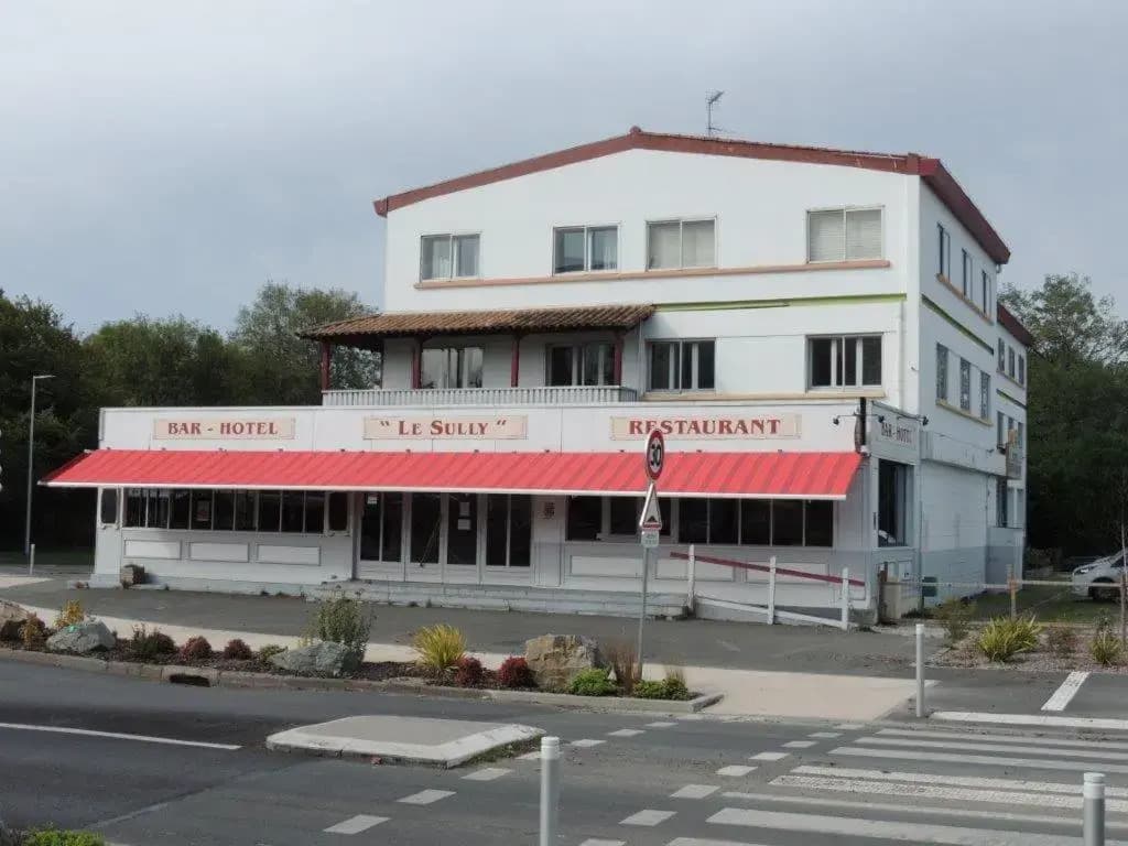 Hotel Le Sully - Photo 1