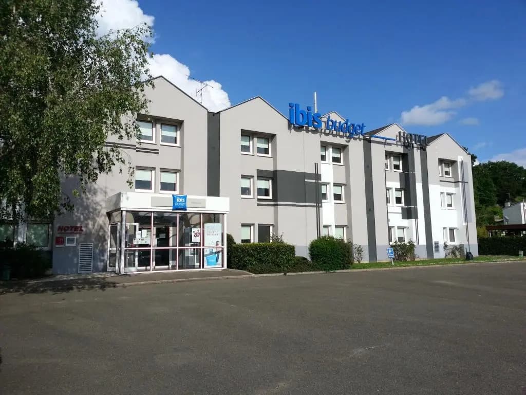 ibis budget Chateaudun - Photo 1