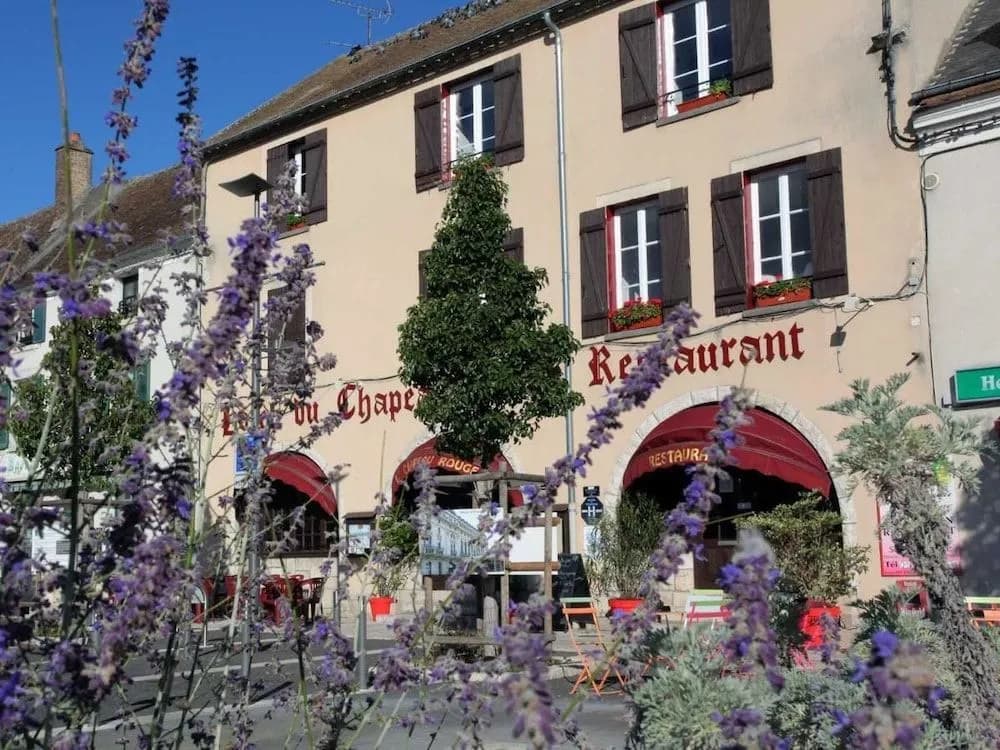 Hotel le Chapeau Rouge - Photo 1
