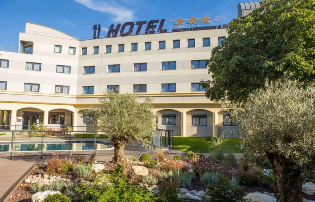 Hôtel Le Paddock - Photo 1