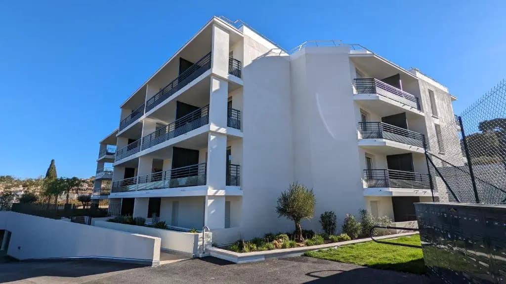 Superbe T2 en résidence avec piscine et parking - Photo 1