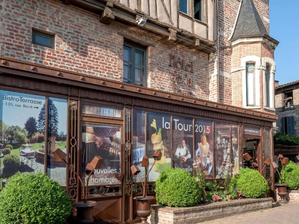 Hôtel de La Tour - Photo 1