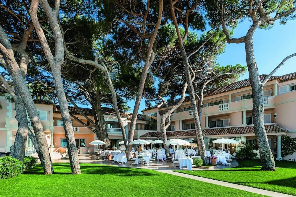 Hotel La Résidence de La Pinède - Photo 1