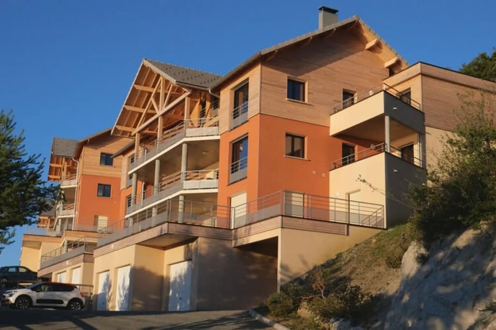 Chorges Lakeside Stay With a Fireplace - Photo 1