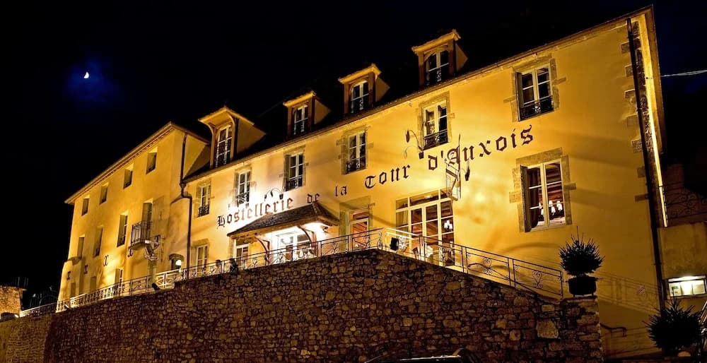Hostellerie De La Tour D'Auxois - Photo 1